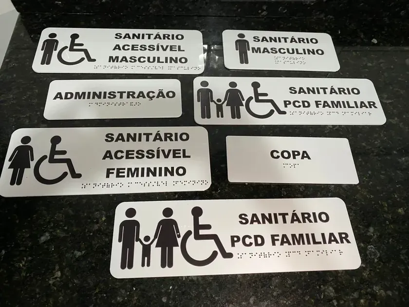 Placas em braille e alto-relevo para sanitários, administração e copa