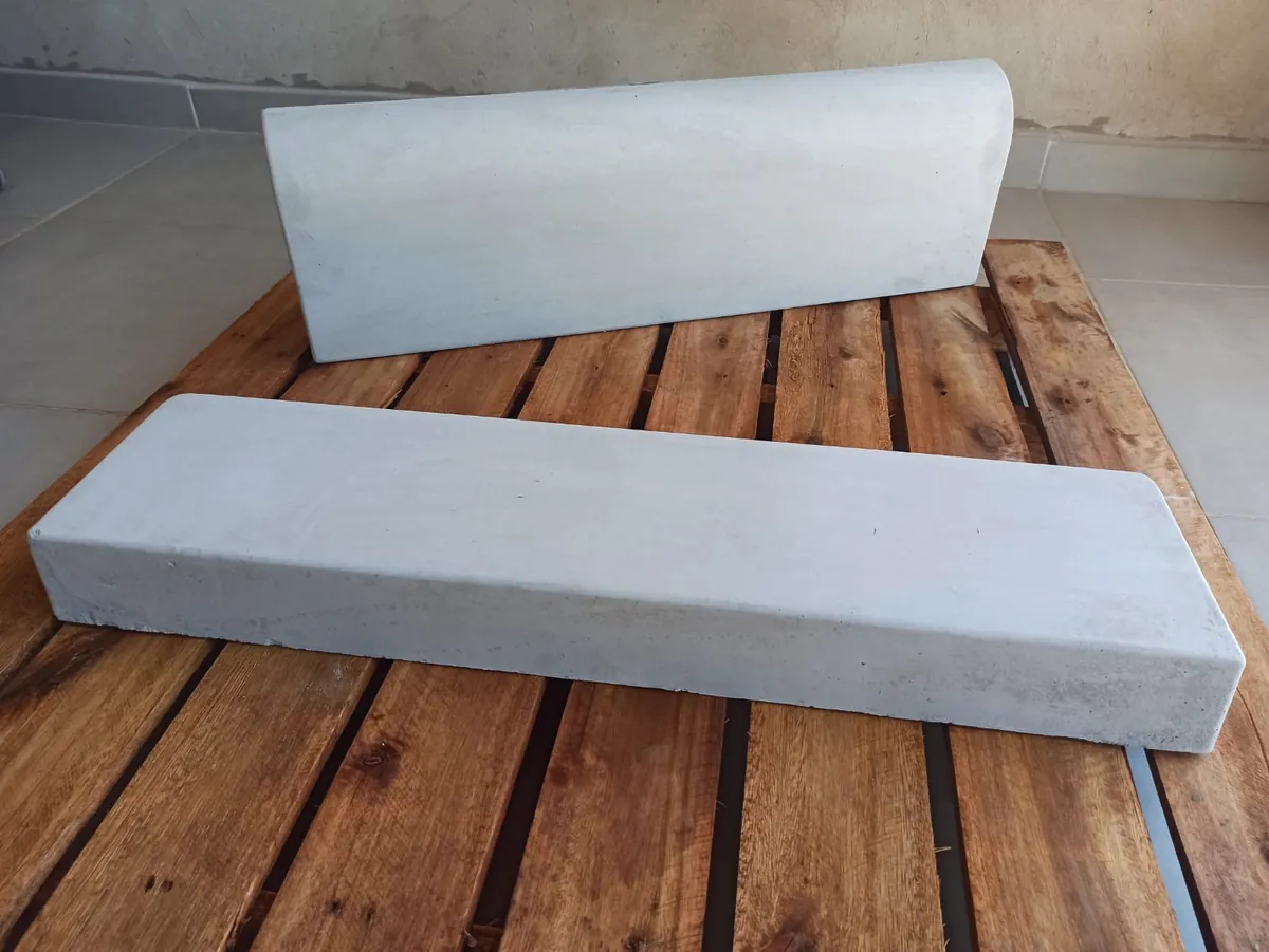 Meio fio de concreto padrão K5 sobre pallet, mostrando o perfil da peça